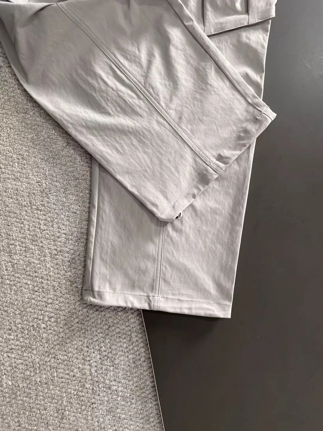 Next day shipping P360 Stone Island 2025 new fall elastic band casual pants and straight pants, medium-thick and thin counter-customized fabrics, breathable, comfortable, high wrinkle resistance, impeccable details, brand element design concept, reflecting high quality. It feels delicate and soft! It presents a casual cut and the upper body shape is great! Size: M-3XL